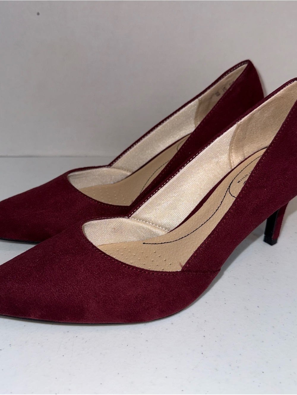 Life Stride Womenโs Burgundy Pointed-Toe Suede Pumps 8M